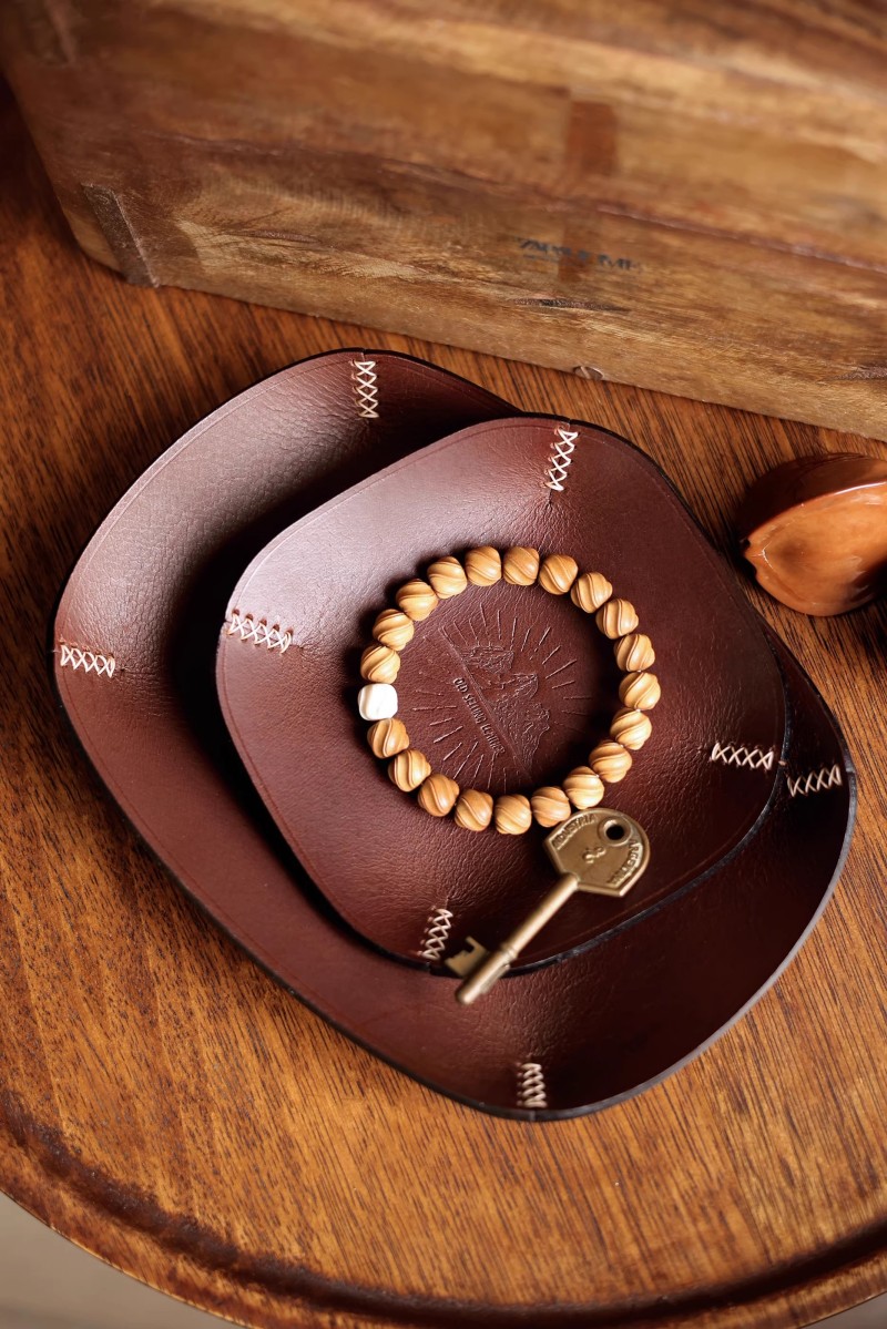 Valet Tray Nightstand Organizer Leather - ถาดใส่ของหนังอิตาลีทำมือ สำหรับวางของในห้องโถง โต๊ะข้างเตียง ใช้จัดเก็บกระเป๋าสตางค์ นาฬิกา กุญแจ