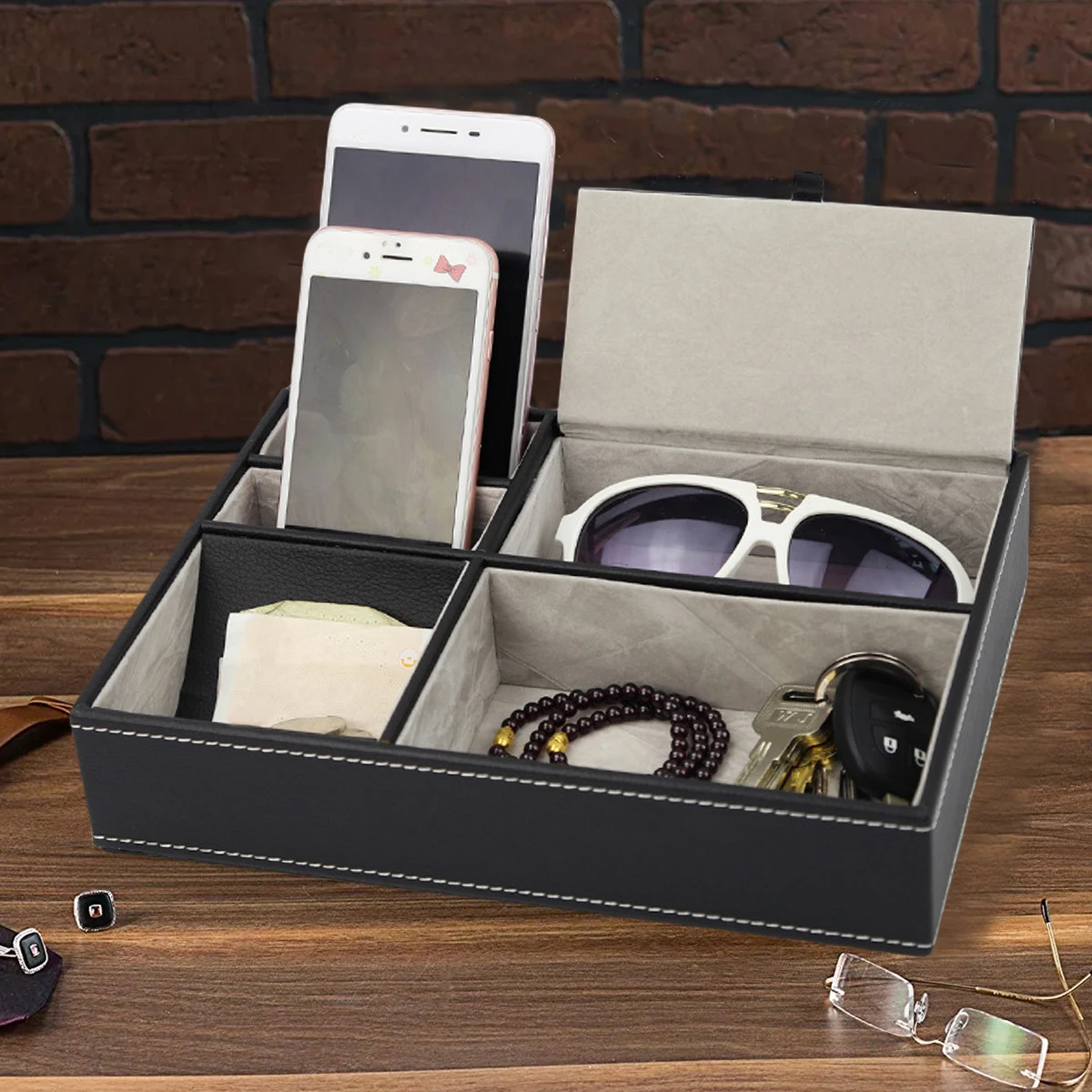 Valet Tray Nightstand Organizer Leather - ถาดจัดระเบียบสำหรับผู้ชายทำจากหนังเทียม พร้อมช่องแบ่ง 5 ช่อง ทนทาน เหมาะสำหรับวางบนโต๊ะข้างเตียงหรือโต๊ะเครื่องแป้ง